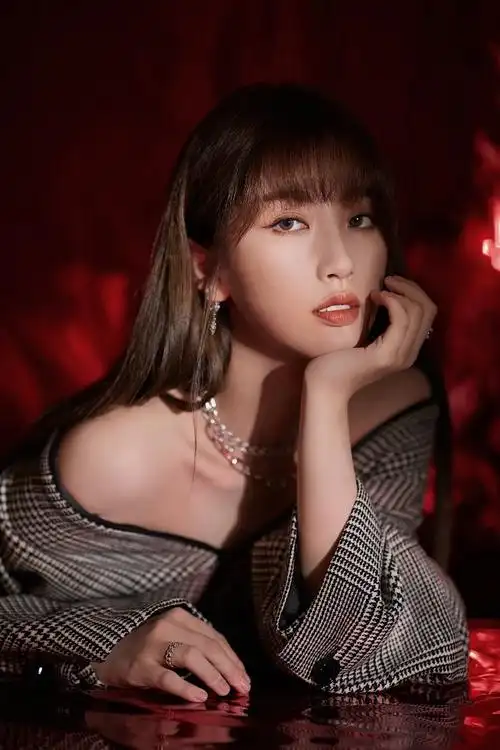 虞书欣长发齐刘海温柔甜美02一字肩装大秀迷人锁骨