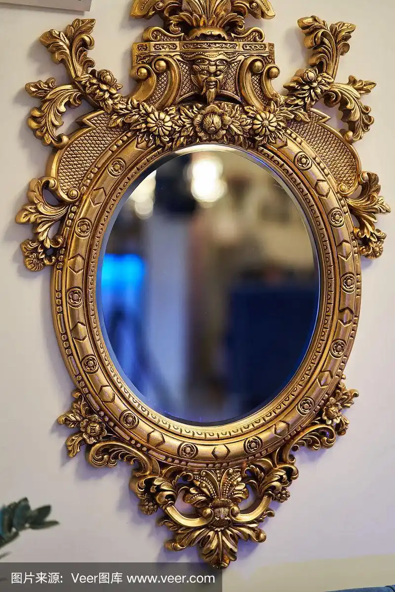 古老的雕花圆镜