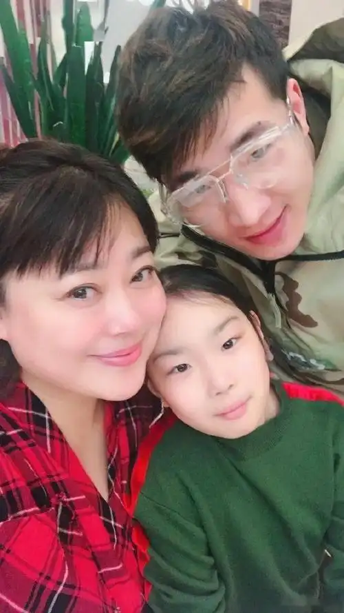 她经历三段婚姻第一任出轨第二任相差15岁第三任更是差了25岁