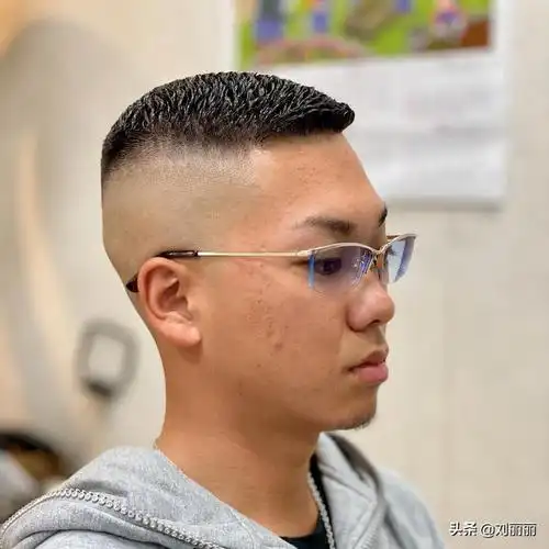 男生头发自来卷适合什么发型