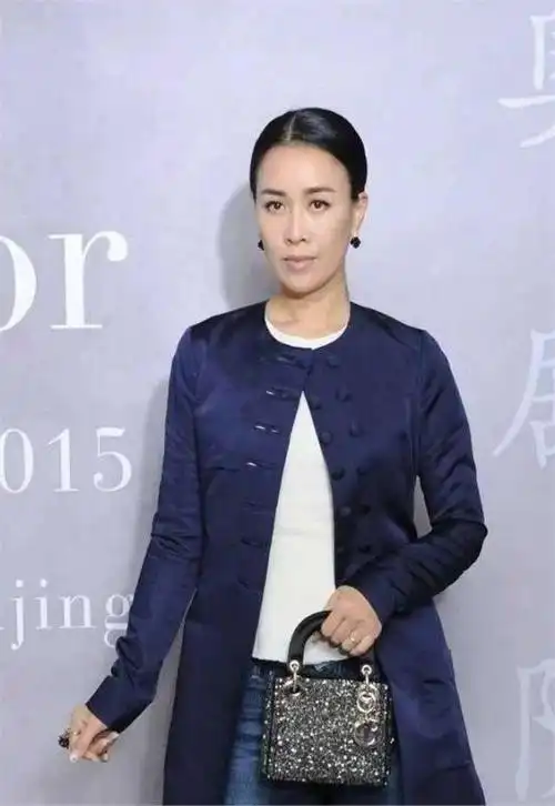 那英一家三口走机场55岁的她打扮不羁很社会阔腿裤却火了