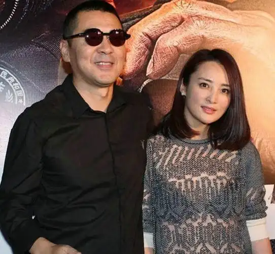 蒋勤勤与老公陈建斌出席活动衣服成功吸引了大家的注意力