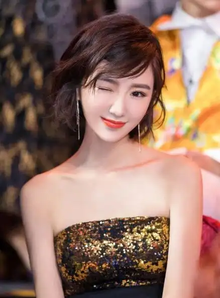 回顾毛晓彤出生就被父亲抛弃妈妈借钱将她养大现父女关系如何