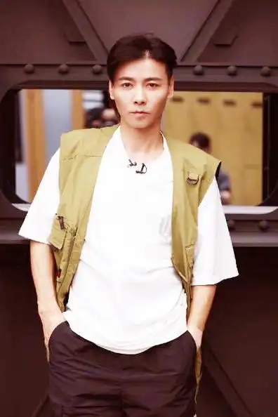 著名演员张晋曾是蔡少芬背后的男人融洽妻子与岳父母的关系