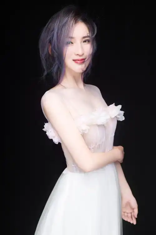 歌手郭一橙新歌听闻爱情十有九悲伤感至人泪下