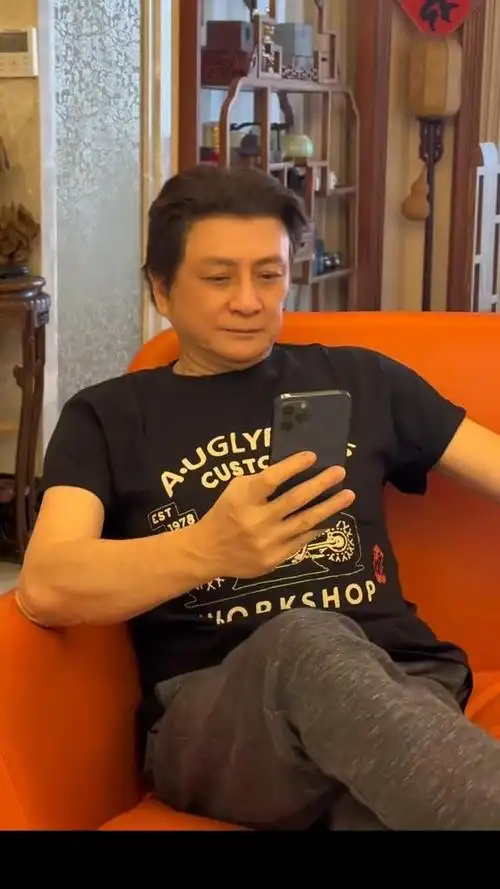 65岁光头汤镇业突变有浓密秀发双胞胎女儿竟一脸嫌弃狂怼老爸