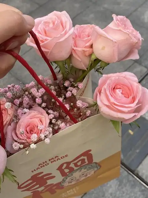 520收到的一束匿名者送的花不知道是什么玫瑰