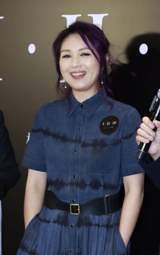 杨千嬅半永久发色真显白配深色服装像剥了壳的鸡蛋太嫩了