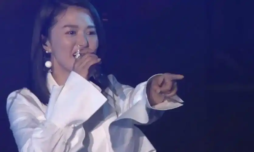 回顾娶了摇滚女神谭维维生下一儿一女陈亦飞的生活幸福吗