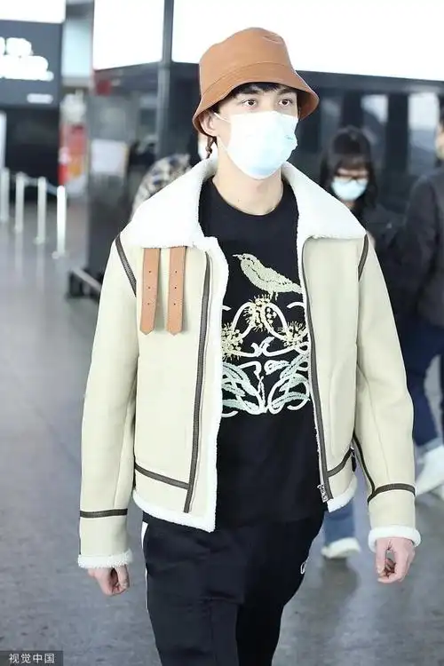 组图吴磊机场街拍曝光着短款外套搭配棕色渔夫帽帅气有型