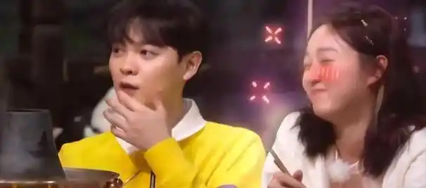 李子璇一边啃着猪肉,一边冲着尤长靖傻笑,简直是乐在其中,根本没注意