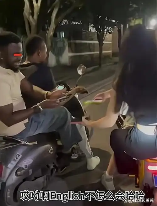 女子和闺蜜被黑人搭讪,争先恐后扫码添加,生怕动作慢了失去机会