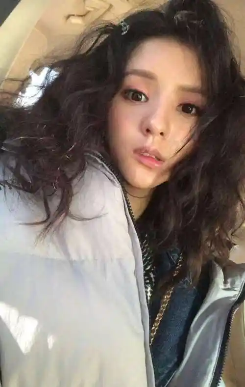 张予曦晒自拍大走朋克牛仔风斗鸡眼扮丑完全放飞自我