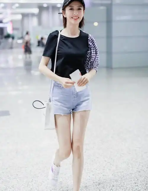 佟丽娅与雷佳音曝出绯闻后首现身,跟父亲聚餐载歌载舞心情超好_网易