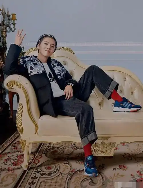 现在天气越来越冷了,很多人都开始穿长筒袜子了,鹿晗脚上的这种袜子