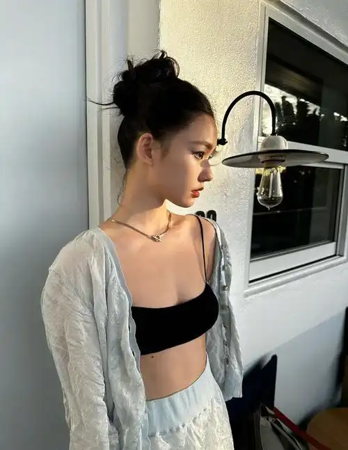 明星写真:林允黑色抹胸吊带海边度假美拍,身材婀娜气质迷人