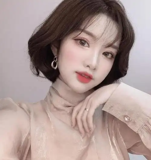 矮个子女生的发型推荐齐脸短发显脸小显身高