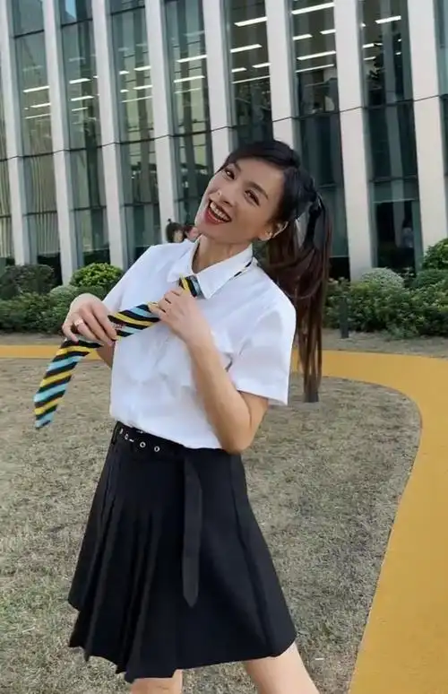 张庭重返17岁 学生装扮不违和