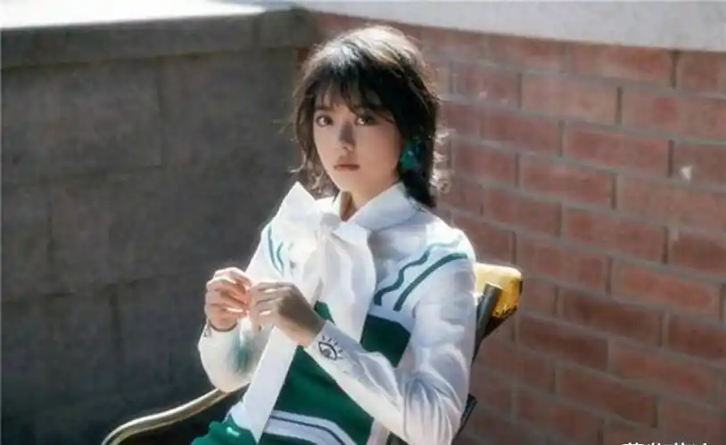 大面积的铺盖,没有喧宾夺主,绿色为主白色为辅,与赵今麦小妹妹的气质