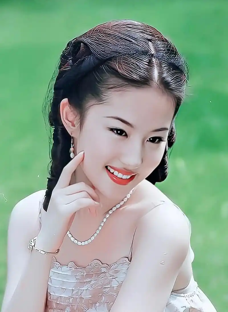 原来小说里十四五岁就倾国倾城是真的!#刘亦菲# #金粉世家# #美女#