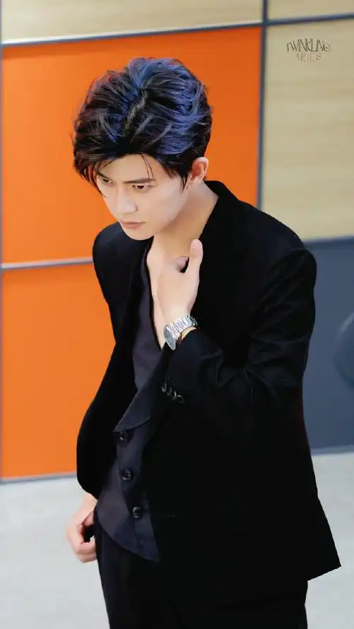 任嘉伦穿深v扯西装##任嘉伦穿深v了