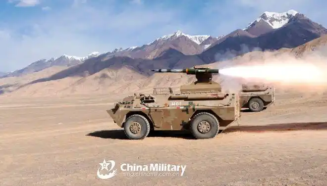 荒漠实弹打靶国产反坦克导弹战车亮相