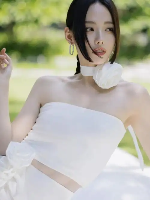 张嘉倪白色抹胸套装裙惊艳全场