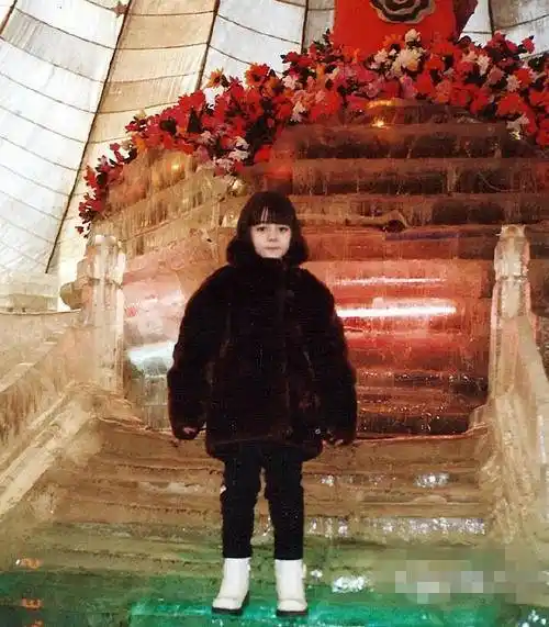 迪丽热巴晒童年照面庞清秀被赞美人胚子,自我调侃小迪崽崽变老迪