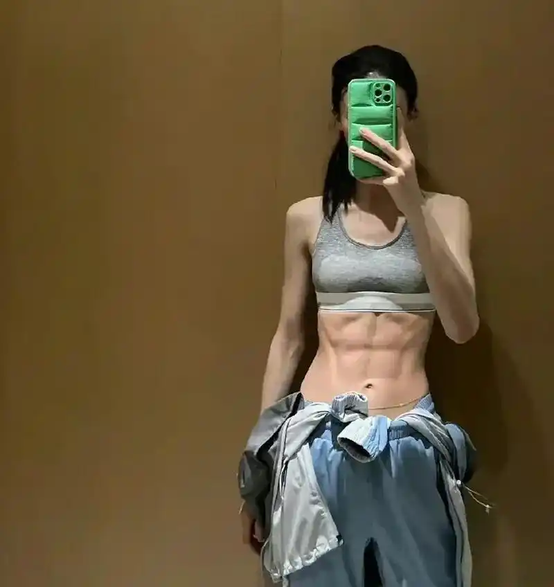 金晨这腹肌就算是放在男艺人当中也是非常炸裂的程度吧?