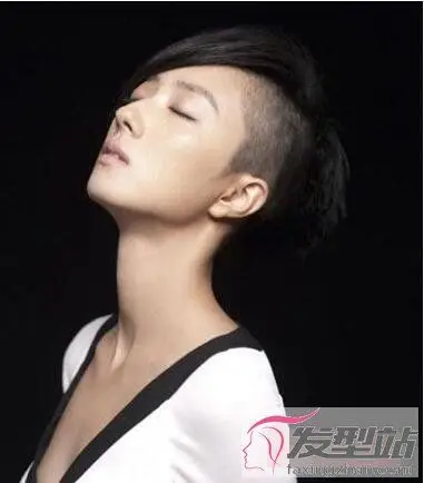 两边鬓角剃掉的女生发型让你比男生还酷炫帅气