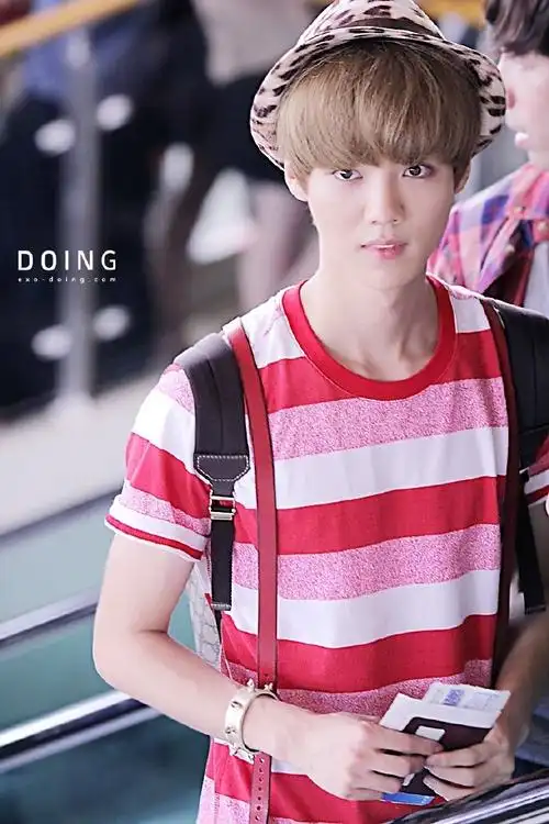 鹿晗超话lh#歌手鹿晗#那些年鹿晗戴过的帽子20120803 机场这是豹纹小