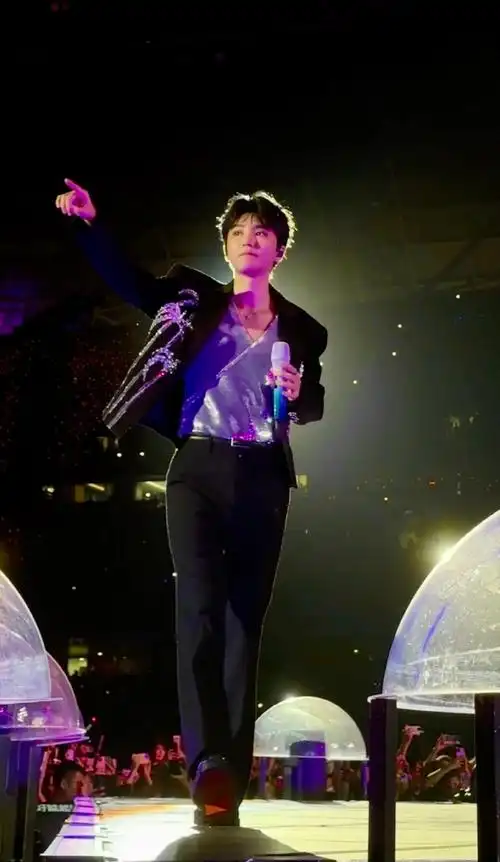 王俊凯超话#王俊凯倒着走给蔡依林唱歌#  live图是世界上最伟大的发明