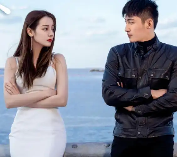 迪丽热巴回应和黄景瑜的恋情绯闻,没有人陪伴在自己的身边_一个人