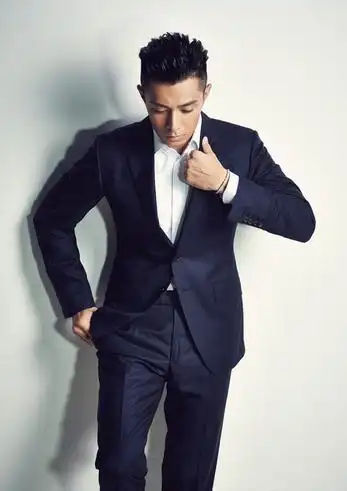 看周柏豪西装革履的,是不是很有绅士风度呢?