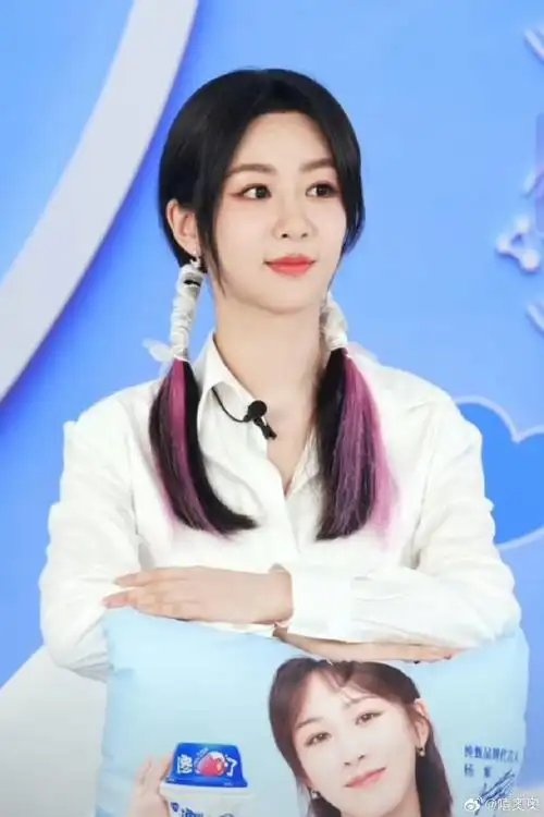 杨紫慵懒大女主造型#杨紫这也太会拍了吧,这可爱的连拍配上这身自造