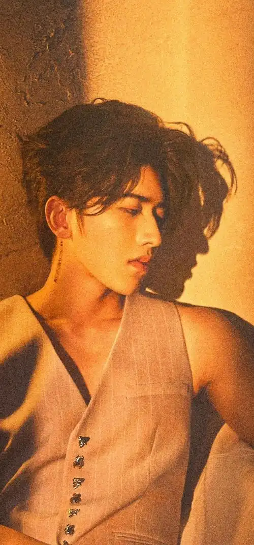 蔡徐坤室内光影写真##蔡徐坤新歌spotlight