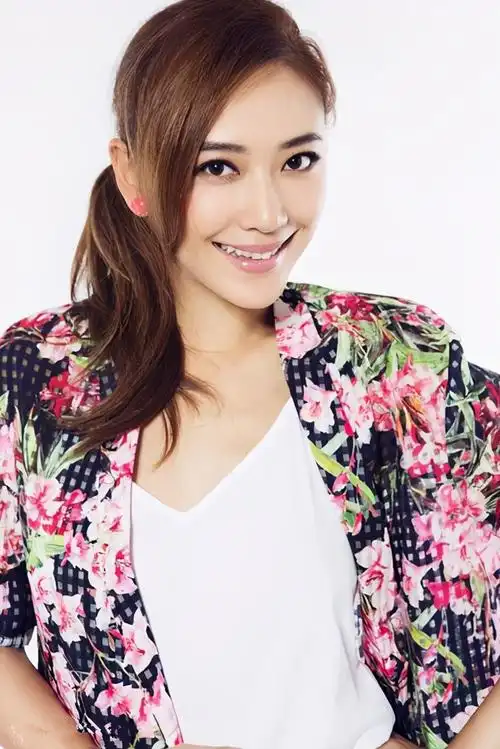 37岁应采儿性格开朗各种风格可驾驭不愧是大哥的女人