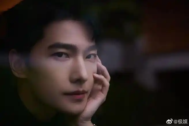 杨洋高领黑毛衣##杨洋