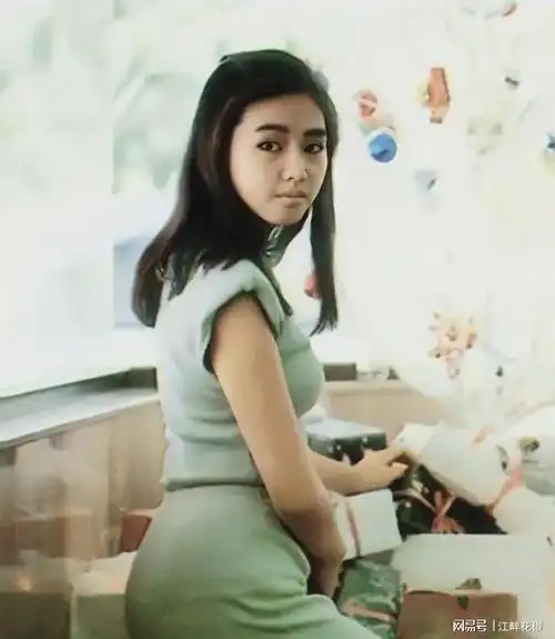 80年代末刘德华妻子朱丽倩年轻时的照片