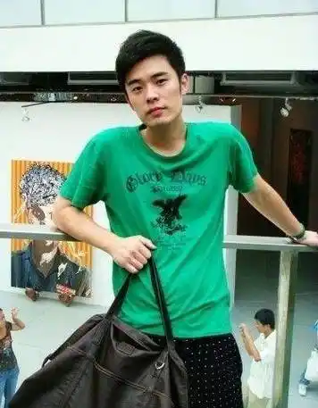 陈赫于2004年顺利考入上海戏剧学院表演系,与郑恺,杜江成为了同班同学