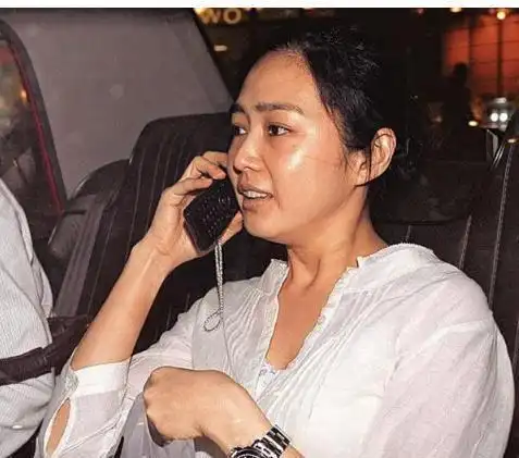 朱丽倩素颜近照曝光,成这模样,网友:难怪被刘德华隐藏了20多年