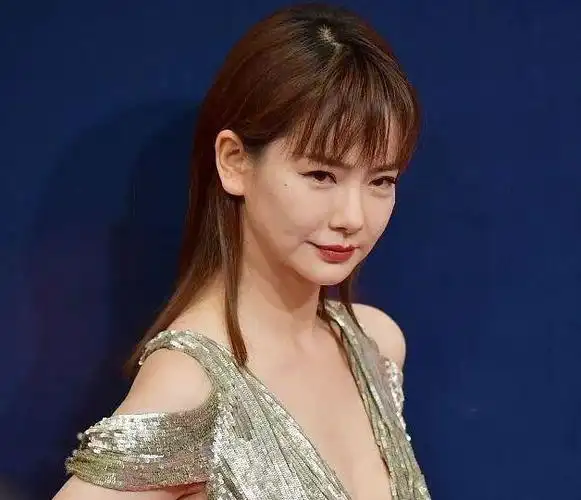 戚薇的精修图嫩的像少女,生图却意外打脸了?皮肤拉簧脸蛋松弛