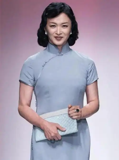 53岁金星的气质绝了,穿灰色旗袍彰显独特韵味,大妈都应该学学