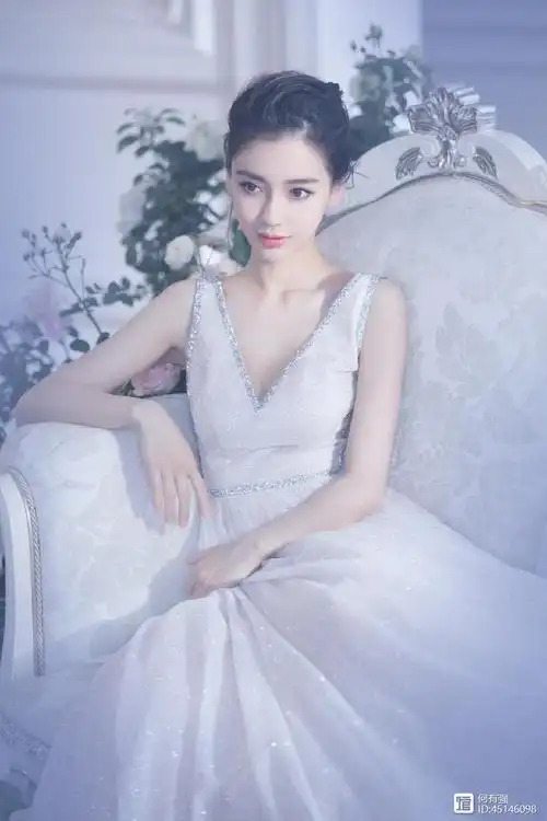 29岁杨颖真会穿一袭深v吊带长裙端庄优雅网友黄晓明好福气