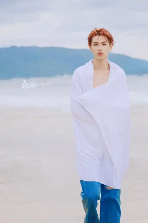 能免费看的吗黄明昊@jjjustin0219海边绝美饭拍96小贾的锁骨鲨好绝