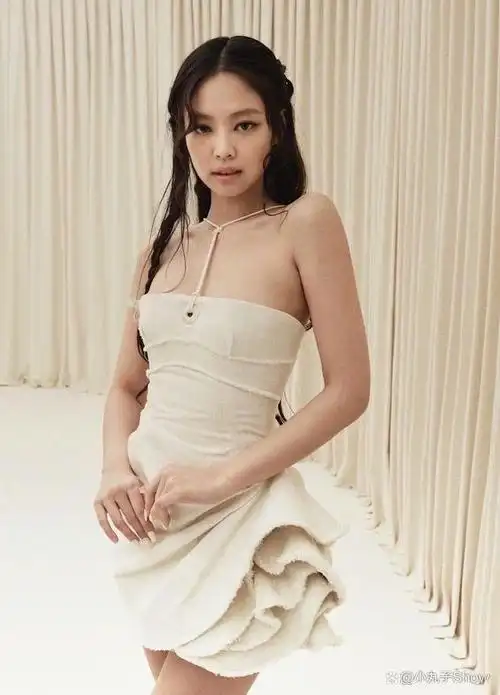 jennie唯美家居风写真曝光,赤脚和狗狗互动超可爱,小蛮腰有点辣