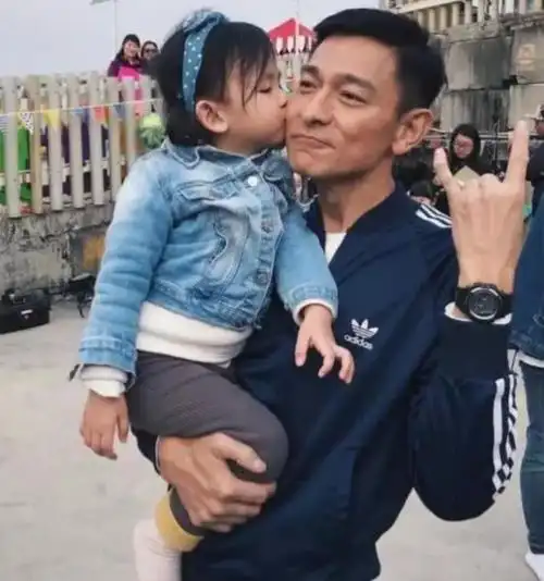 2012年5月,刘德华的妻子朱丽倩住进香港养和医院,2012年5月9日8时许