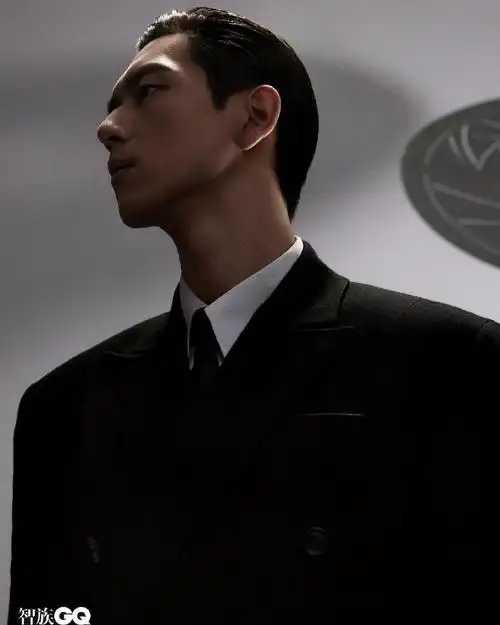 ins 更新一则"背头小子…"@李现ing