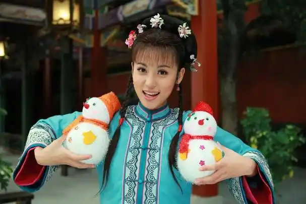 《新还珠格格》的晴儿和柳红,其实是二搭,不像第一部剧如此亲密