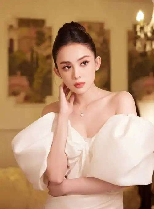 古力娜扎美照曝光,卷发搭配白色抹身材裙,散发着迷人魅力_时尚_女性